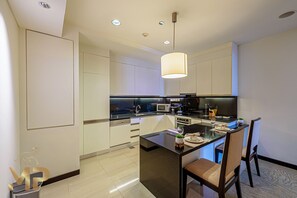 Deluxe Apartment | Private kitchen | Fridge, microwave, oven, stovetop - Marco Polo - Splendid 1 BR | Address Marina | Premium Amenities (Dubai)