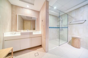 Dusche, Haartrockner, Handtücher, Seife
