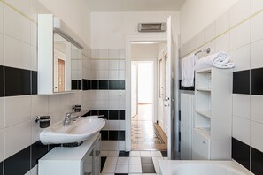 Comfort Apartment | Bathroom