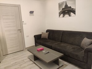 Living area - 41m luxury room royal near all services (Amman)