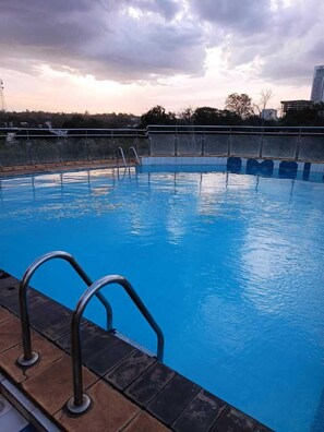 Una piscina al aire libre