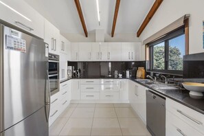 Fridge, microwave, stovetop, dishwasher - 20 Sir George Ritchie Ave Goolwa South (Goolwa South)