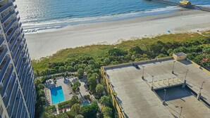 Een strandhotel met zwembad, directe toegang tot het strand en uitzicht op zee.
