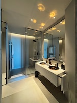 Suite monolocale Design | Bagno | Asciugacapelli, accappatoio, pantofole, asciugamani