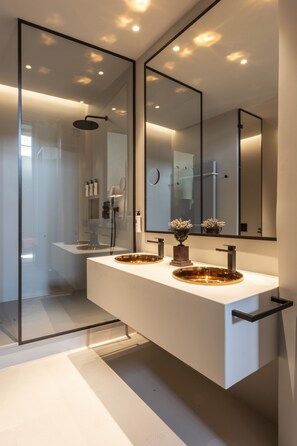 Design Studio Suite | Bathroom | Hair dryer, bathrobes, slippers, towels - Palazzo Durazzo Suites (Genoa)