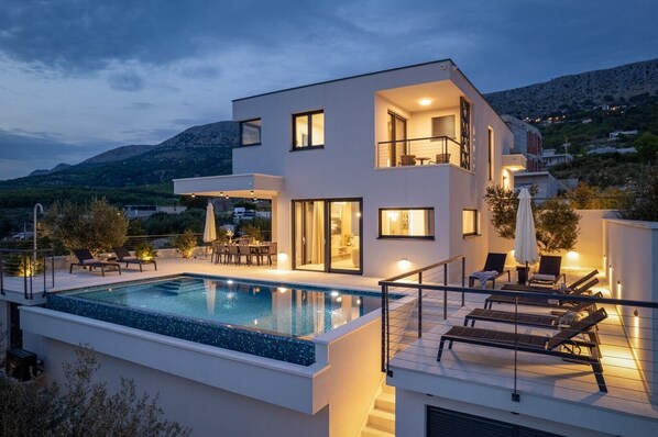 A heated pool - Stylish Villa Olea with heated pool and panoramic sea views (Podstrana)