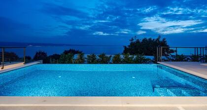 4 bedrooms 4 bathrooms, property with amazing sea views, heated 32sqm private pool, only 1km from the beach in Podstrana