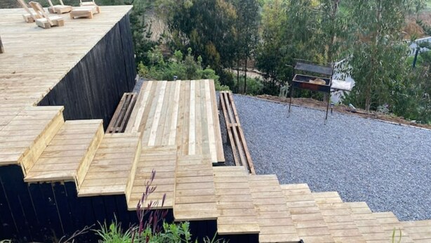 A wooden deck with steps leading to a seating area with lounge chairs. - Vista Mar Pupuya Matanzas Cabaña 2 (O'Higgins)