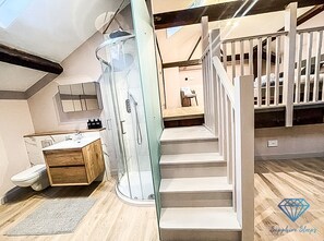 シャワー、ヘアドライヤー、タオル、石鹸