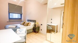 3 室のベッドルーム、セーフティボックス (室内)、デスク、アイロン / アイロン台