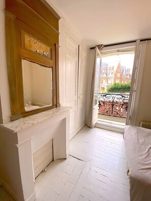 2 chambres, fer et planche à repasser, lit parapluie, draps fournis