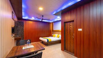 Deluxe Double Room, Non Smoking | In-room safe, desk, iron/ironing board, bed sheets