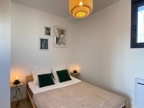 2 habitaciones y tabla de planchar con plancha 