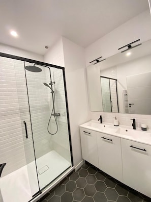 Dusche, Haartrockner, Toilettenpapier