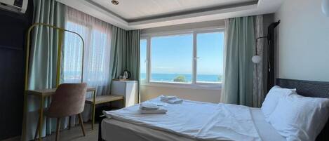 Standardværelse - havudsigt | 1 soveværelse, arbejdsområde til bærbare computere, mørklægningsgardiner