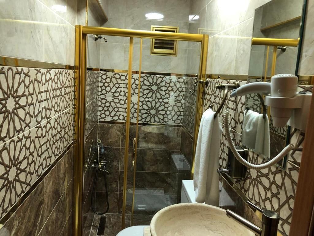Quarto standard | Banheiro | Chuveiro, secador de cabelo, chinelos, toalhas de banho