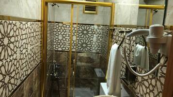 Quarto standard | Banheiro | Chuveiro, secador de cabelo, chinelos, toalhas de banho