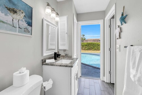 Sunny Cape Coral Escape: Warmth Awaits!