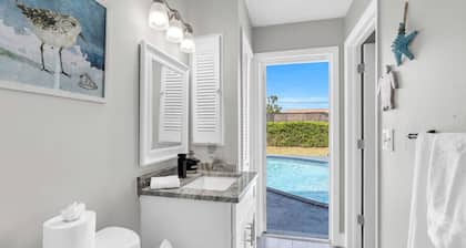 Sunny Cape Coral Escape: Warmth Awaits!