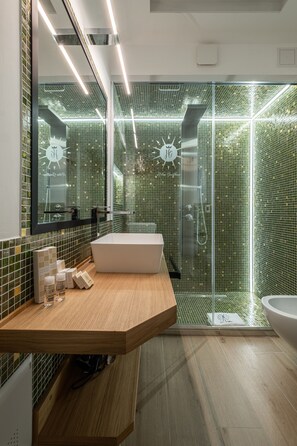 Business Room | Bathroom | Shower, hydromassage showerhead, designer toiletries, hair dryer - Helios Guesthouse (Cagliari)