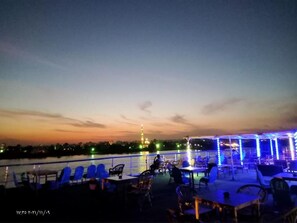 تناول الطعام بالخارج