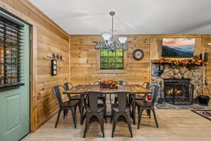 Dining - Quiet Cove 3 bdrm cabin/Smoky Mountains/Ober Gatlinburg (Gatlinburg)