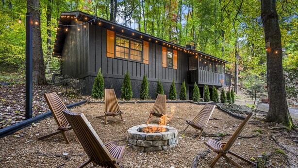 A cabin with a fire pit and outdoor seating. - Quiet Cove 3 bdrm cabin/Smoky Mountains/Ober Gatlinburg (Gatlinburg)