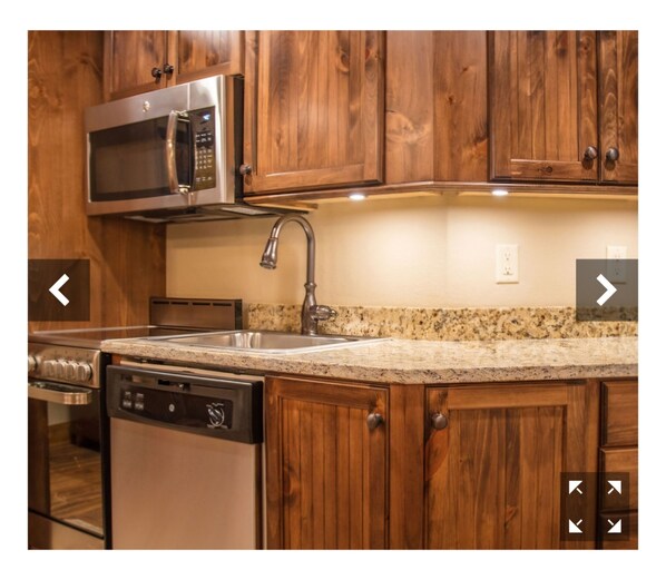 Køleskab, mikrobølgeovn, ovn, kogeplade