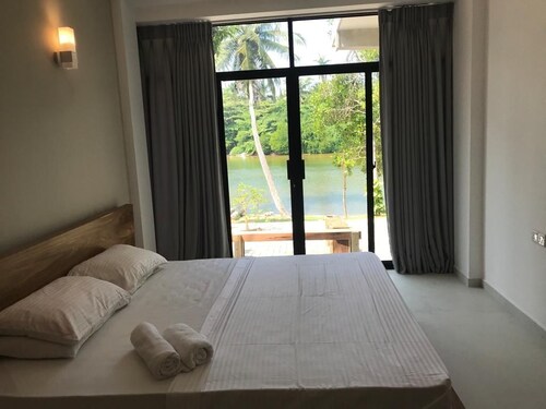 Unwind and relax with your whole family at our villa facing the river!
