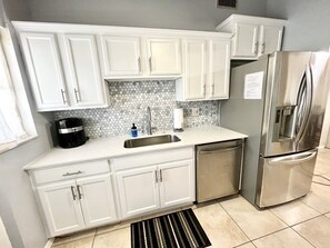 Fridge, microwave, oven, stovetop - FREE Heated Pool, Weber Gas Grill, 3 miles to the beach! (West Palm Beach)