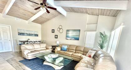 FREE Heated Pool, Weber Gas Grill, 3 miles to the beach!