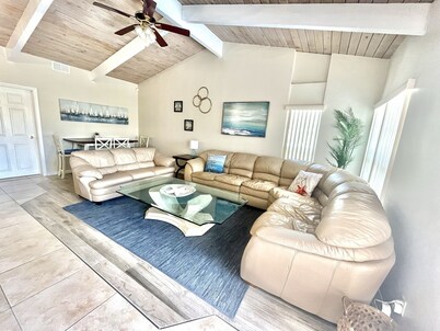 FREE Heated Pool, Weber Gas Grill, 3 miles to the beach!