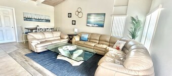 FREE Heated Pool, Weber Gas Grill, 3 miles to the beach!