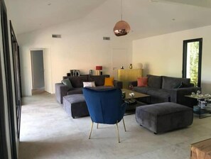 Smart TV - Villa Tixaya 5*, a cosy cocoon to recharge your batteries by the lake and ocean (Gastes)