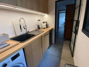 Frigorífico, microondas, horno y placa de cocina
