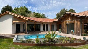 A modern house with a swimming pool, covered patio, and a garden area. - Villa Tixaya 5*, a cosy cocoon to recharge your batteries by the lake and ocean (Gastes)