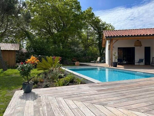 Outdoor pool - Villa Tixaya 5*, a cosy cocoon to recharge your batteries by the lake and ocean (Gastes)