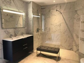Douche, séchoir à cheveux, savon, shampooing