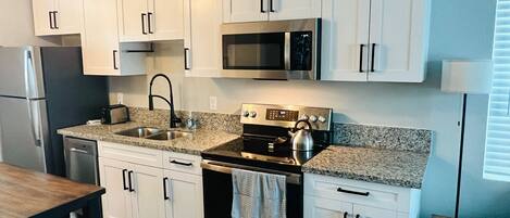 ثلاجة، ميكروويف، فرن، موقد طهي مسطح