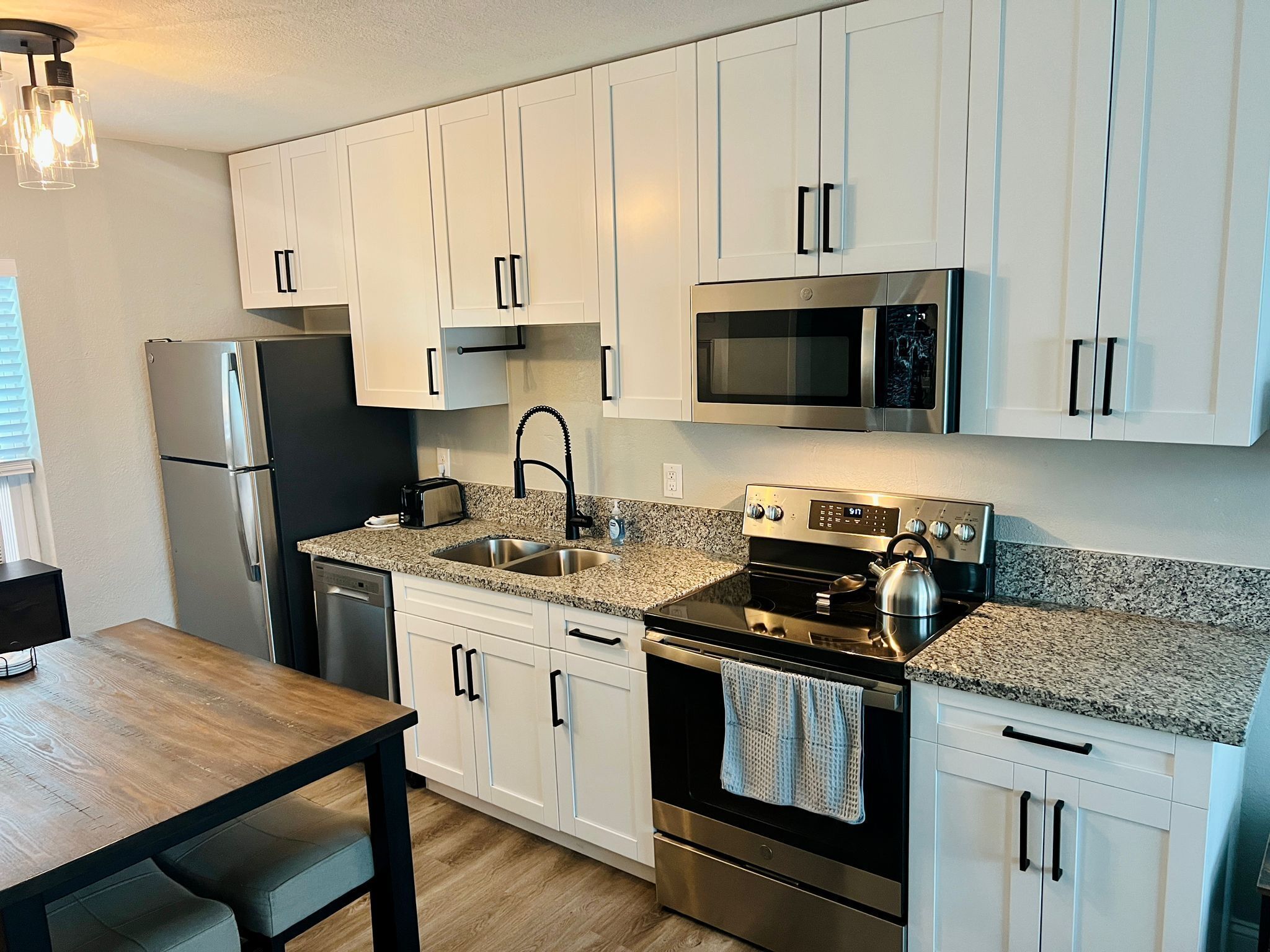 Frigorifero, microonde, forno, piano cottura