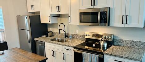 冷蔵庫、電子レンジ、オーブン、コンロ