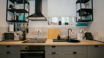 Departamento básico | Cocina privada | Tostadora, artículos de limpieza ecológicos y comedor