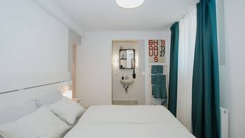 Departamento básico | Decoración personalizada, escritorio y espacio para trabajar con laptop