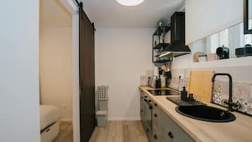 Apartemen Basic | Dapur pribadi | Pemanggang roti, produk pembersih yang ramah lingkungan, dan meja makan