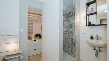 Basic Apartment | Bathroom | Towels, soap, shampoo, toilet paper