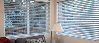 Cozy, quiet, carriage house. mature landscape 