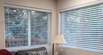 Cozy, quiet, carriage house. mature landscape