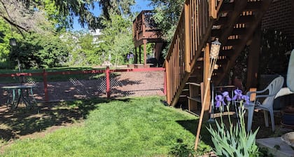 Cozy, quiet, carriage house. mature landscape