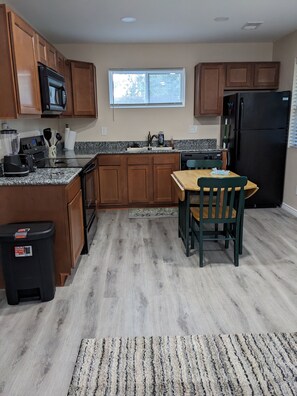 Fridge, microwave, oven, stovetop - Cozy, quiet, carriage house. mature landscape (Northglenn)