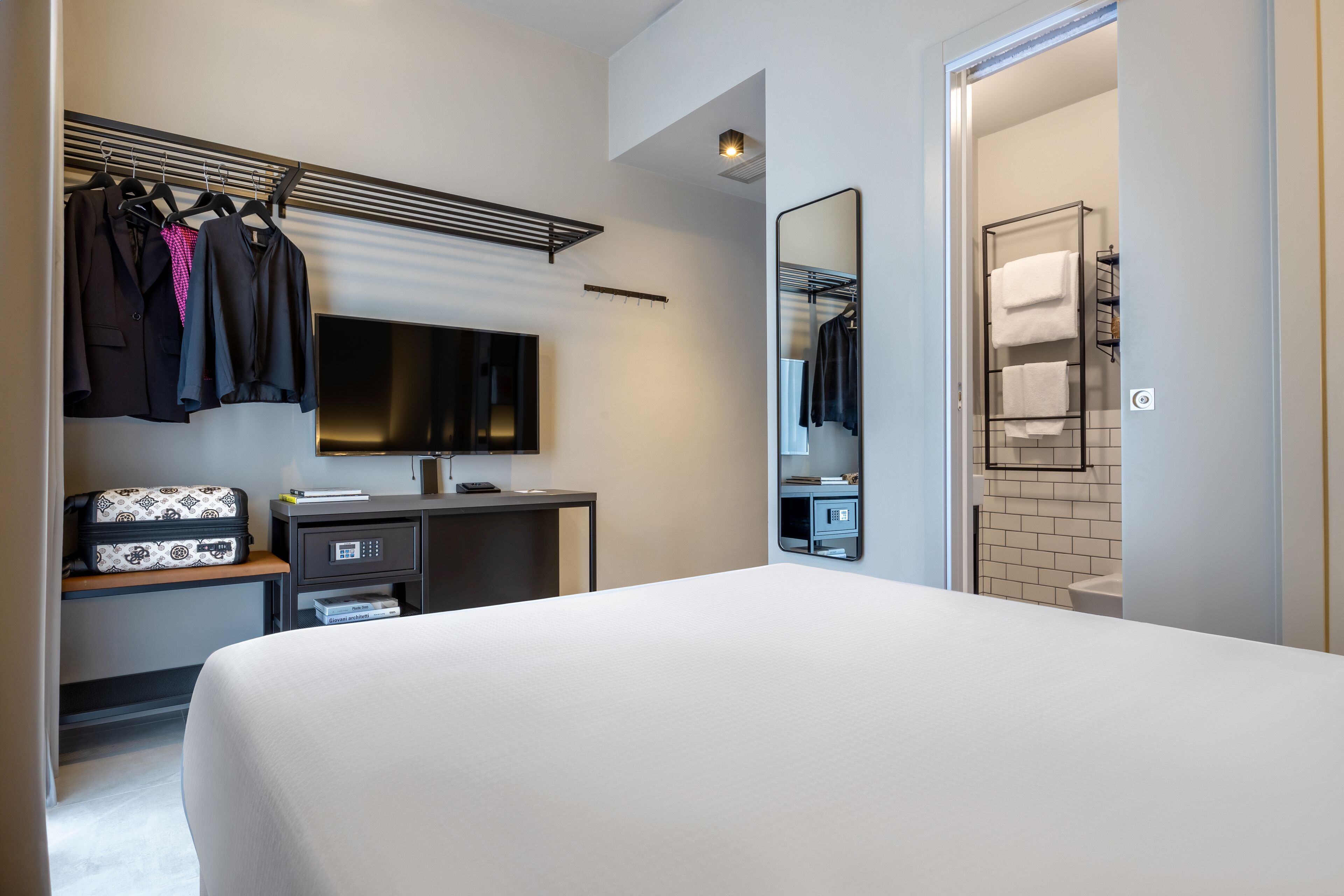 Kahden hengen huone (Roomie Cosy) | Työpöytä, kannettavalle tietokoneelle sopiva työtila, äänieristys